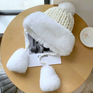 Bonnet en tricot avec pompon fausse fourrure